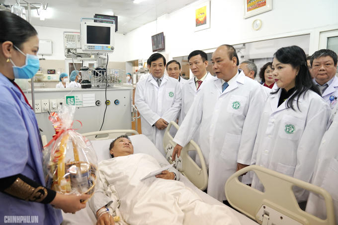 Thủ tướng thăm hỏi bệnh nhân cấp cứu tại Bệnh viện Bạch Mai.