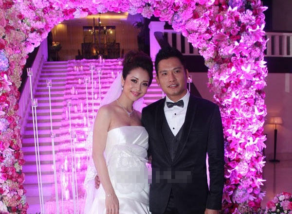 Jennifer Phạm bên người chồng mới. Ảnh: internet.