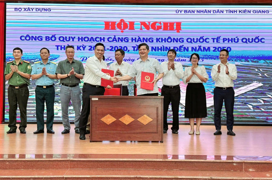 Đại biểu ký kết biên bản ghi nhớ tại Lễ công bố quy hoạch Cảng Hàng không Quốc tế Phú Quốc, thời kỳ 2021 - 2030, tầm nhìn đến năm 2050.