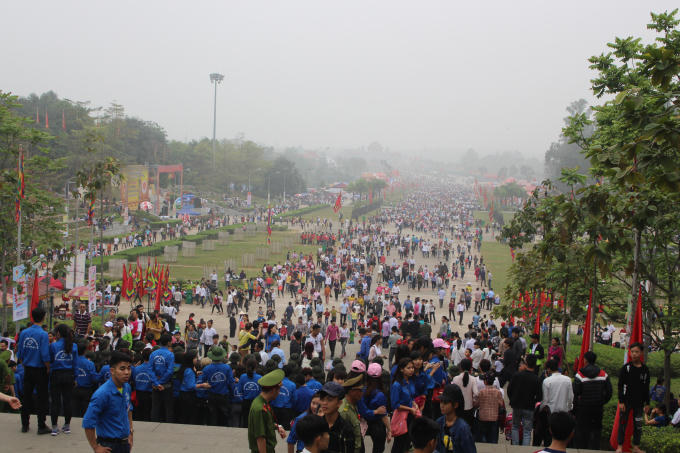 Lực lượng an ninh phối hợp với các đoàn thanh niên, các tiểu ban an ninh về quản lý thị trường đã thiết lập các hàng rào mềm, tiến hành phân luồng thành nhiều nấc trong khu vực sân trung tâm, tránh tình trạng chen lấn, ùn ứ, ách tắc cục bộ từ khu vực bậc tam cấp.