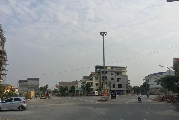 Hàng trăm ngàn m2 đất “bờ xôi ruộng mật” đã bị phân lô bán nền, nay trở thành “công trường xây dựng”. Ảnh Dương Hưng - Thế Long