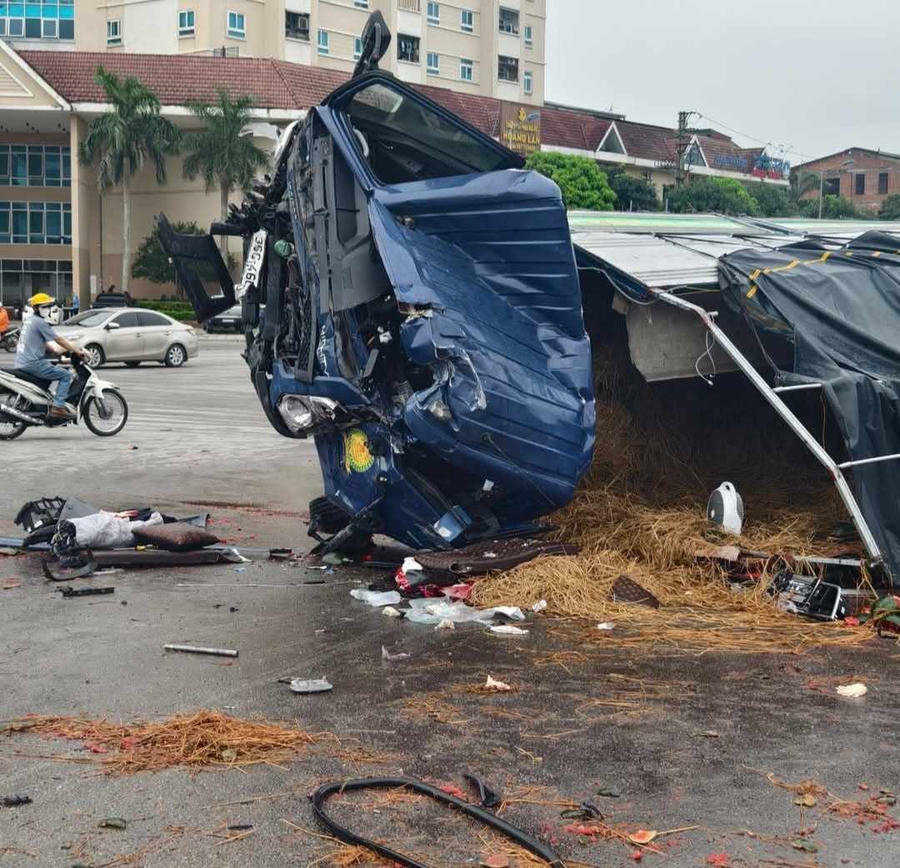 Vụ tại nạn khiến tài xế bị thương nặng, dưa hấu bị hất tung ra đường.