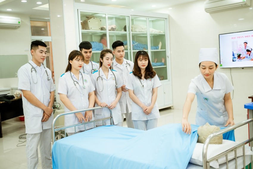 Buổi học tại phòng thực hành điều dưỡng.