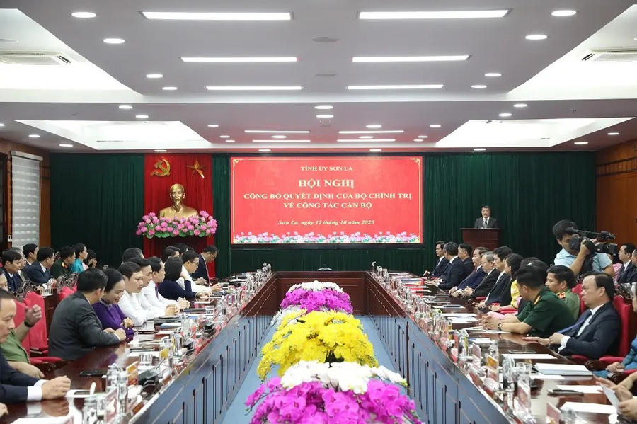 Quang cảnh Hội nghị công bố quyết định của Bộ Chính trị về công tác cán bộ.
