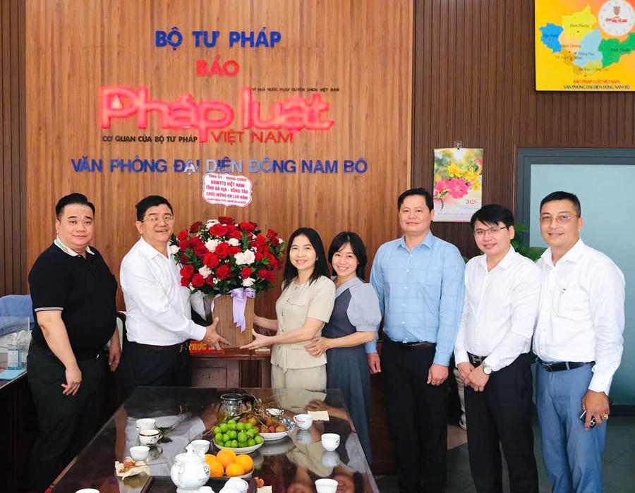 Bà Trần Thị Thu Hiền – Phó Giám đốc Sở Văn hóa, Thể thao và Du lịch tỉnh Bà Rịa - Vũng Tàu đại diện Tỉnh ủy – HĐND – UBND – UBMTTQ Việt Nam tỉnh Bà Rịa – Vũng Tàu tặng hoa chúc mừng Văn phòng đại diện.