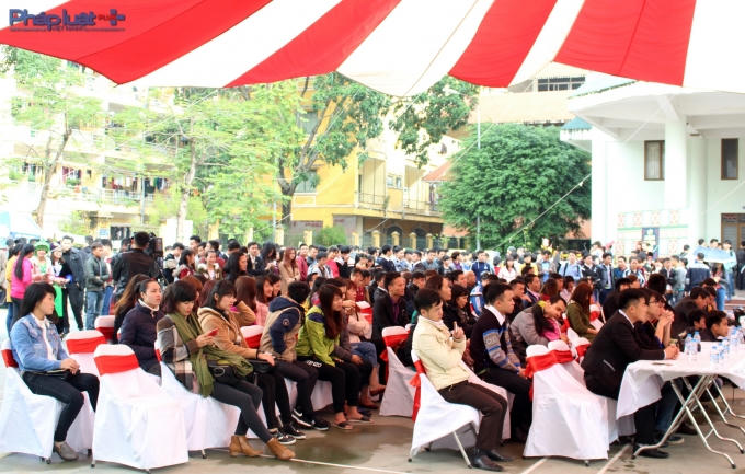 Rất đông các bạn trẻ và người dân đến tham gia ngày Tết đặc sắc này. (Ảnh: Đức Biên)