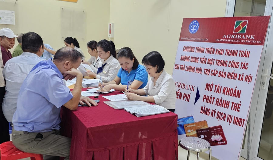 BHXH huyện Lục Yên tuyên truyền, lấy ý kiến người hưởng lương hưu, trợ cấp BHXH…không dùng tiền mặt.
