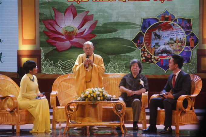 Khán giả còn được giao lưu với Giáo sư Sử học Lê Văn Lan Thượng tọa Thích Minh Thông.