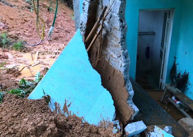 Sát lở đất làm sập nhà dân tại xã Trí Nang