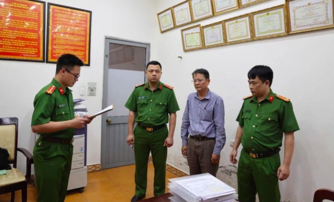 Bị can Hà (thứ 2 từ phải sang) Ảnh: Công an Phú Thọ.