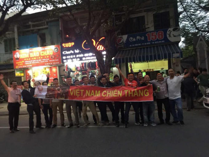 Người dân Đà Nẵng nức lòng với chiến thắng của U23 Việt Nam. Ảnh: Thanh Quang.