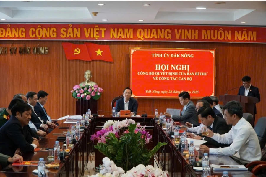 Toàn cảnh hội nghị công bố quyết định của Ban Bí Thư về công tác cán bộ sáng 28/2. Ảnh: T.H