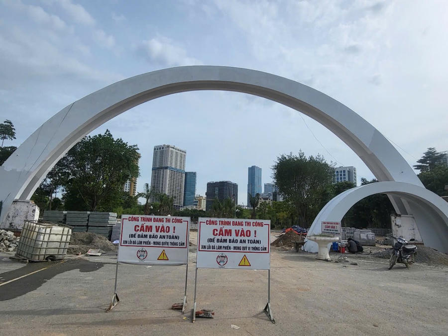 Cổng phía đường Thành Thái của công viên để biển báo cấm người dân vào công trình.