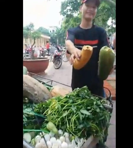 Rau củ thối bị phát hiện (ảnh cắt từ clip)