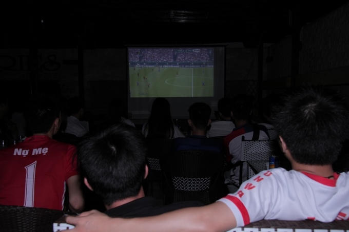 Trận đấu diễn ra muộn ( 2h sáng) nhưng rất đông Fan hâm mộ trái bóng tròn theo dõi trận chung kết giữa Pháp - Bồ Đào Nha