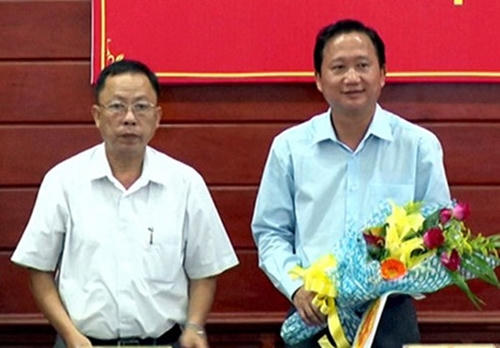 Ông Trịnh Xuân Thanh (phải) nhận hoa chúc mừng được bầu làm Phó Chủ tịch UBND tỉnh Hậu Giang. Ảnh: Báo Hậu Giang