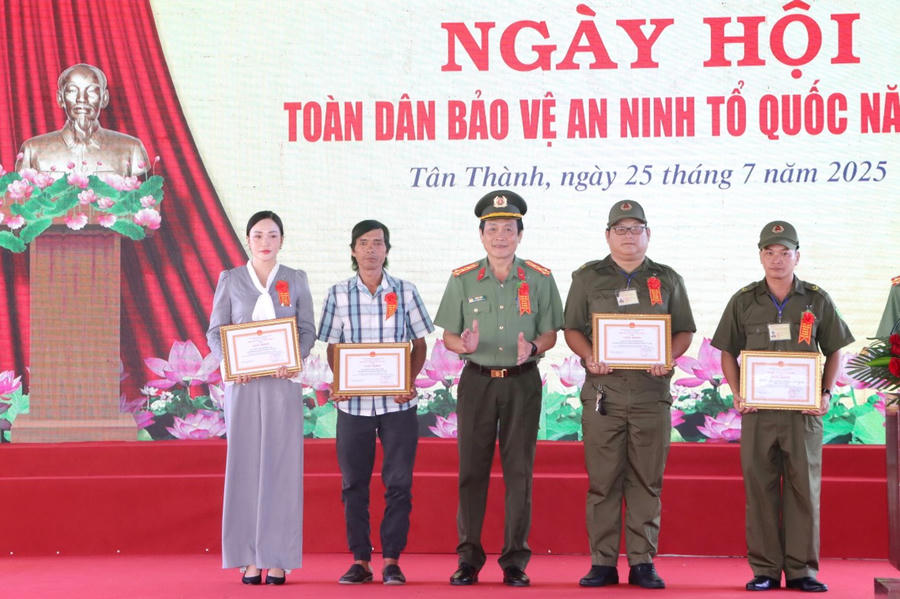 Đại tá Hồ Việt Triều - Ủy viên BTV Tỉnh ủy, Giám đốc Công an tỉnh Cà Mau, tặng Giấy khen cho các tập thể, cá nhân có thành tích trong thực hiện phong trào.