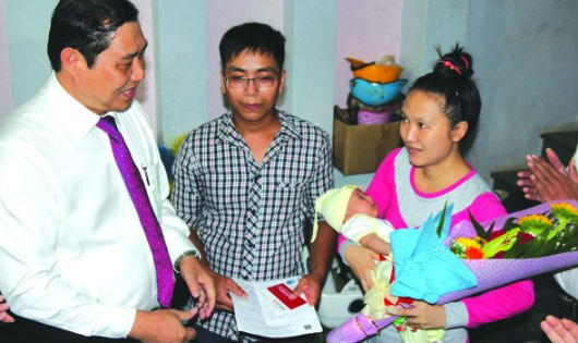 Chủ tịch UBND TP Đà Nẵng đến tận nhà công dân trao giấy khai sinh.