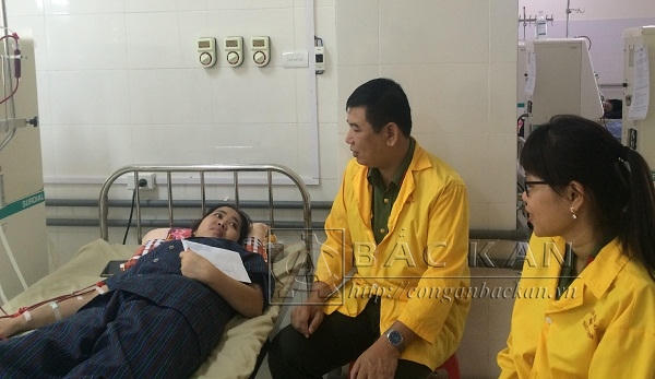 Lãnh đạo Công an tỉnh thăm hỏi, trao tiền hỗ trợ cho chị Tuyền, bệnh nhân đang chạy thận tại Bệnh viện Đa khoa Bắc Kạn (Ảnh: Công an Bắc  Kạn).