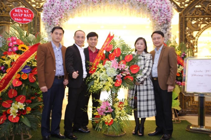 Nhà báo Hoàng Thanh Huyền (thứ 2 bìa trái) và lãnh đạo FC Phóng viên chụp ảnh lưu niệm với đại diện Phòng CSGT tỉnh Thanh Hóa.