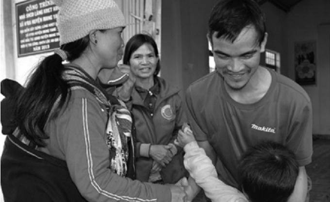 Anh We vui mừng khi được trở về với gia đình.