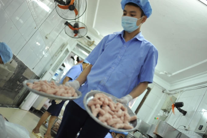 Công nhân làm việc thủ công để cho ra những sản phẩm nem chua rán thơm ngon.