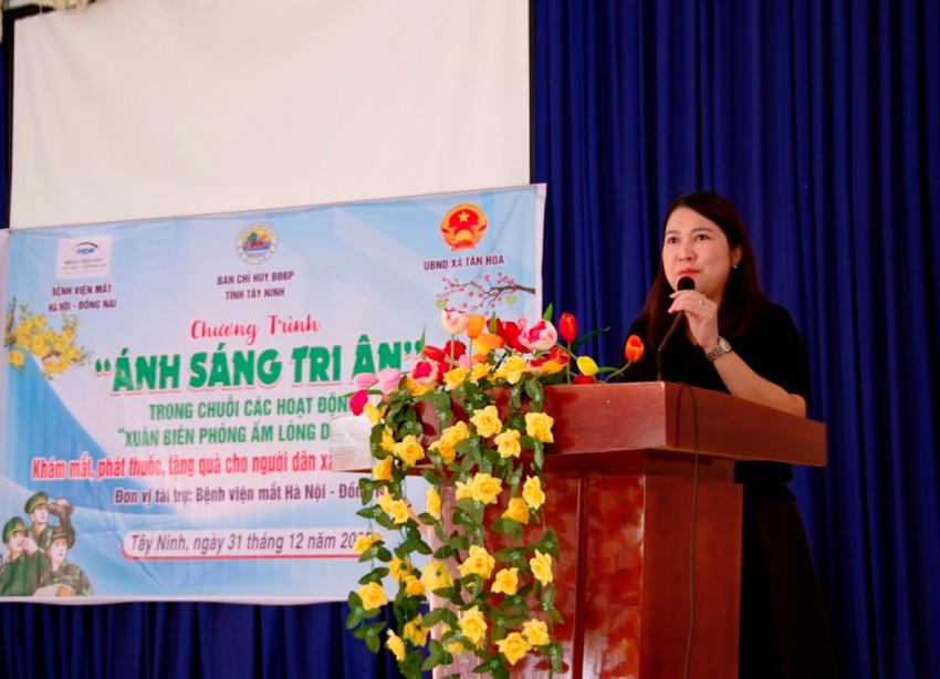 Bác sĩ Vũ Thị Hà - Phó Giám đốc Bệnh viện mắt Hà Nội - Đồng Nai phát biểu chia sẻ về ý nghĩa chương trình “Ánh sáng tri ân”
