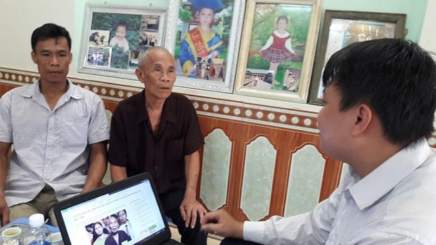 Ở đầu cầu Bắc Ninh, ông Trần Văn Thêm đang tham gia trả lời trực tuyến các câu hỏi của độc giả cùng với sự hỗ trợ của Phóng viên Nguyễn Xuân Trường, Báo PLVN.