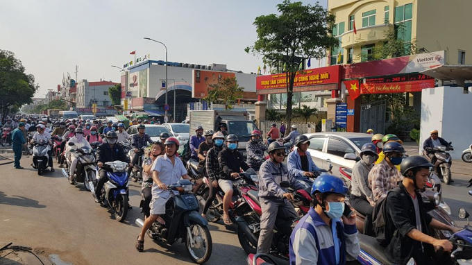 Kẹt xe trên đường Phan Văn Trị, quận Gò Vấp do ảnh hưởng của vụ hỏa hoạn.