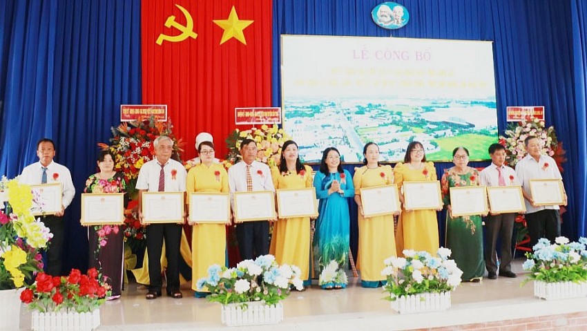 Nhiều tập thể, cá nhân có thành tích tiêu biểu trong xây dựng xã Bình Lãng đạt chuẩn NTM nâng cao. Ảnh: Báo Long An