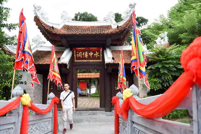 Qua cầu đá là đến cổng tam quan. Toàn bộ kinh phí phục dựng đền Thủy Trung Tiên vào khoảng 16 tỷ đồng, 100% từ nguồn xã hội hóa.