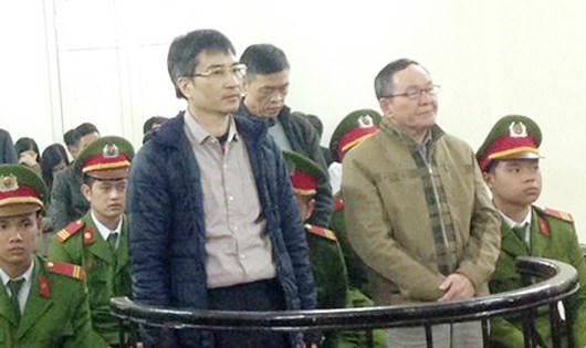 Các bị cáo trước vành móng ngựa.