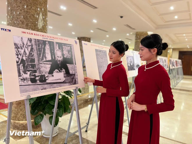 Trưng bày ảnh chuyên đề "Thành tựu 100 năm báo chí cách mạng Việt Nam" của Thông tấn xã Việt Nam. (Ảnh: Mai Mai/Vietnam+)