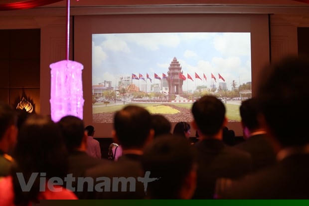 Các vị khách tham dự chiêu đãi cùng xem một video clip nêu bật những thành tựu kinh tế-xã hội và ngoại giao to lớn của Việt Nam. Ảnh: Vietnam+