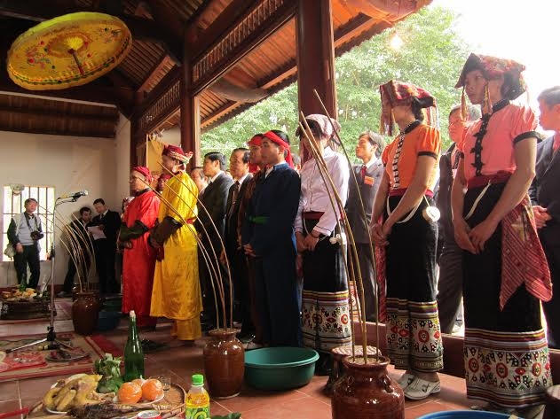 Đồng bào dân tộc thái ở Chiêng Ngam bên chum rượu cần (ảnh: Minh Long).