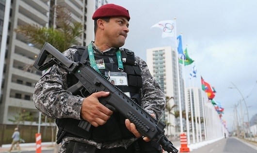 Nhân viên an ninh tại làng Olympic ở Rio De Janeiro. (Ảnh: Getty Images)