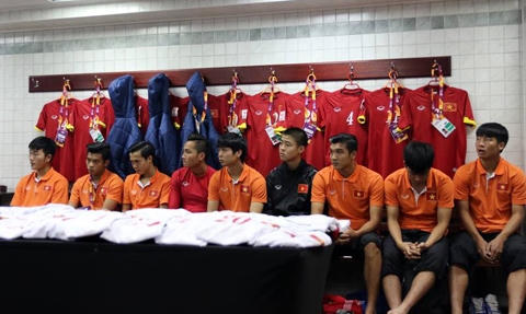 Các cầu thủ U23 Việt Nam trong phòng chờ trước khi ra sân - Ảnh Nhật Đoàn