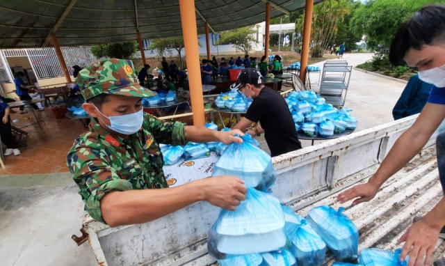 Theo dấu chân người lính nấu hàng ngàn suất cơm mỗi ngày chuyển đến khu cách ly tập trung