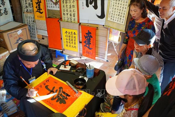 Khu vực xin chữ tại Văn Miếu - Quốc Tử Giám (Hà Nội) thu hút rất đông người dân và du khách. Ảnh: Khánh Hòa/TTXVN phát