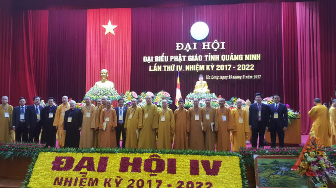 Ban chấp hành mới chụp ảnh lưu niệm cùng các đại biểu.