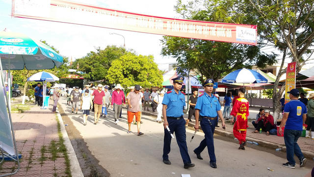 Kh&aacute;n đ&agrave;i đ&ocirc;ng nghịt người dự Lễ hội chọi tr&acirc;u Đồ Sơn năm 2017