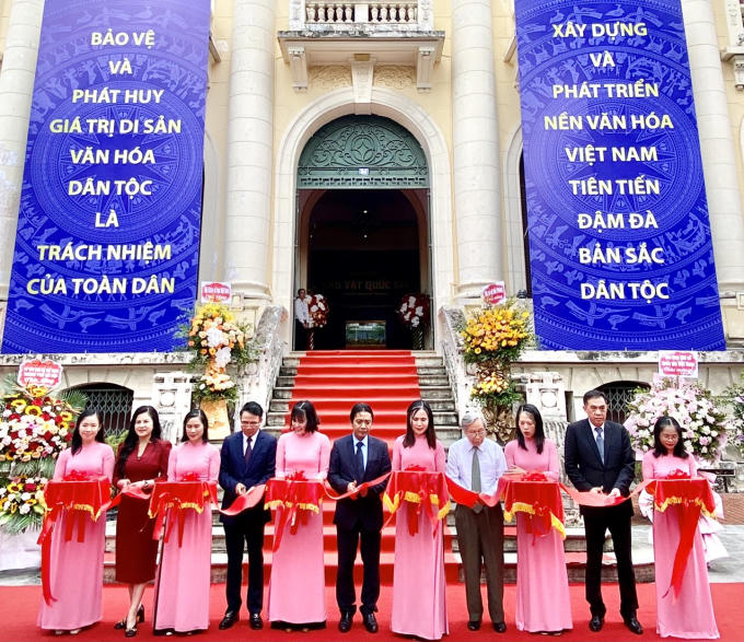 Cắt băng khánh thành Lễ trưng bày bảo vật quốc gia.