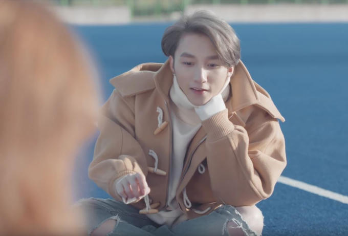 Nam ca sĩ tiếp tục chứng minh đẳng cấp của mình khi diện các tông màu unisex như xanh mint, vàng neon... và thậm chí khoác lên mình những trang phục từ thời "ông bà anh" như vest nhung, áo khoác khuy gỗ...