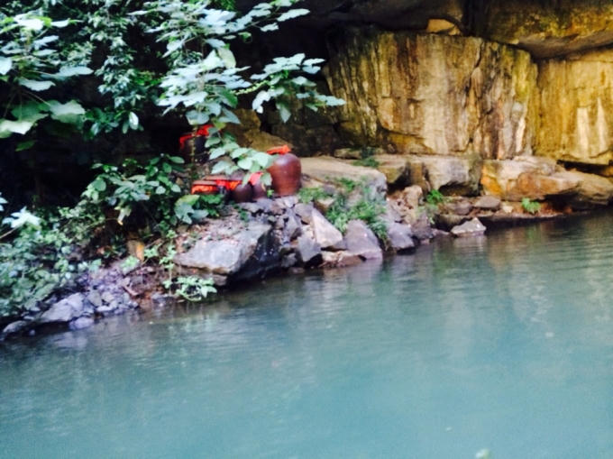 Những bình rượu nằm trong hang từ nhiều năm nay luôn khiến du khách tò mò.