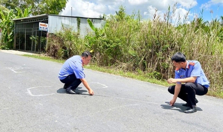 Cơ quan điều tra Viện Kiểm sát nhân dân tối cao kiểm tra hiện trường vụ tai nạn khiến nữ sinh tử vong. (Ảnh: VKSNDTC)