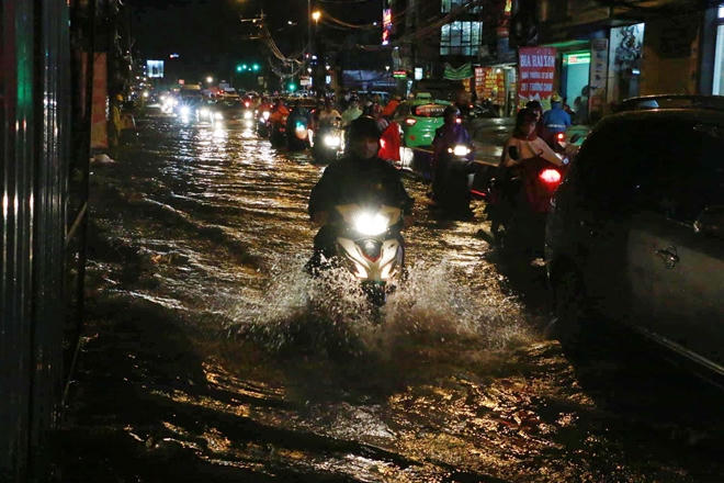 Đến khoảng hơn 8h tối Hà Nội mới ngớt mưa, khiến cho giao thông đi lại vô cùng khó khăn.