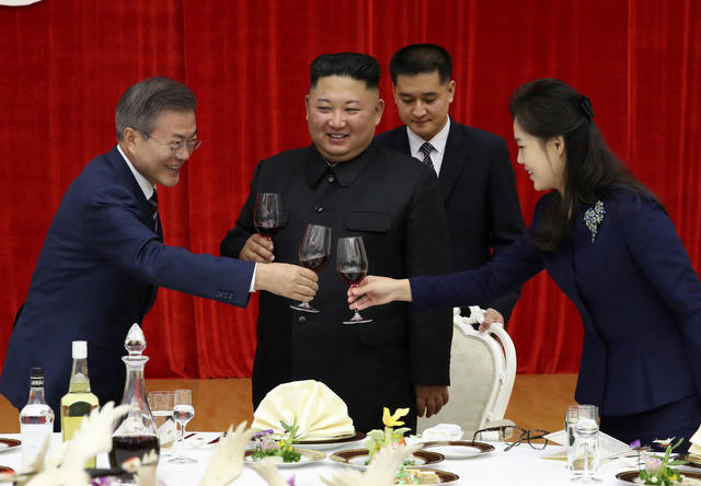 "Chủ tịch Kim và tôi có niềm tin và tình hữu nghị. Tiến trình hòa bình và phi hạt nhân hóa mới bắt đầu. Chúng tôi có khả năng tạo ra một tương lai chưa từng có tiền lệ", ông Moon nhấn mạnh.