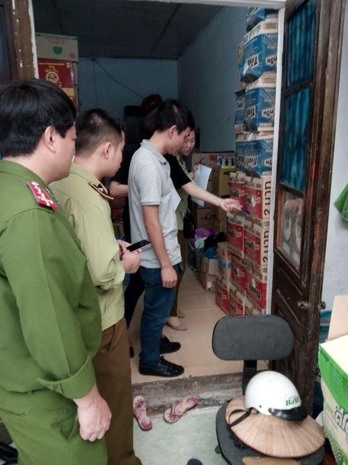C49 phối hợp với Chi cục Quản lý thị trường Hà Nội ktra, xử phạt vi phạm hành chính về an toàn thực phẩm đối với điểm kinh doanh và kho chứa hàng thực fẩm Trung Quốc, Thái Lan nhập lậu của đối tượng Nguyễn Thị Yến tại quận Ba Đình, Hà Nội (Ảnh: Ngọc Lân)