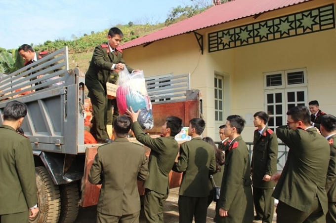Mang tình quân dân đến nơi không có đường, trường, trạm.
