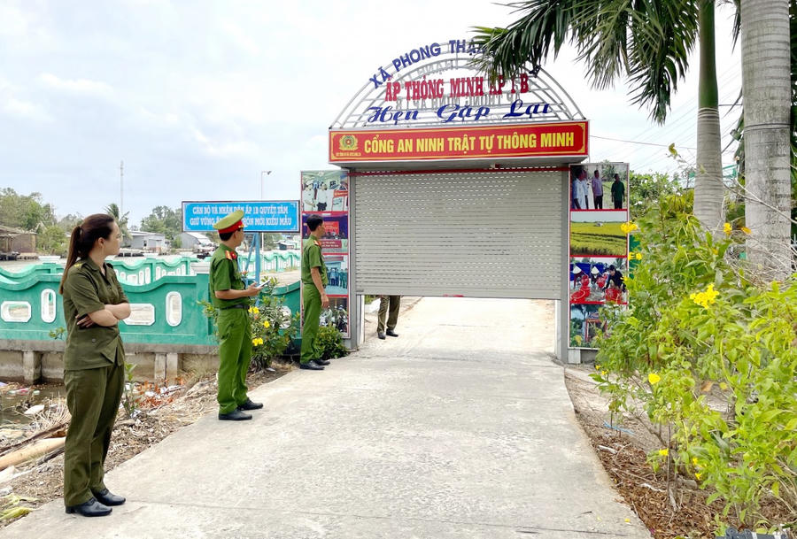 Công an xã Phong Thạnh Tây A, thường xuyên kiểm tra hoạt động của Cổng ANTT thông minh trên địa bàn.
